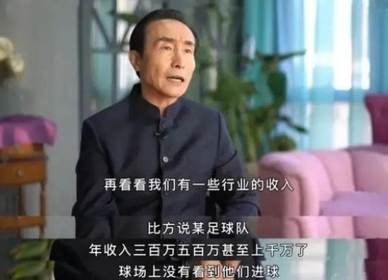 龙自小便醉心技击，但因为不克不及付出膏火，只好从旁偷学。其间，巧遇一名武功高强的老叫花，并拜他为师，苦练武功。十年冷暑，龙已练得一身好武功，并常常路见不服，抱不平。此中一次，与一地痞树敌。后来，那地痞找其师父出头，怎料其师父恰是龙之杀父敌人。